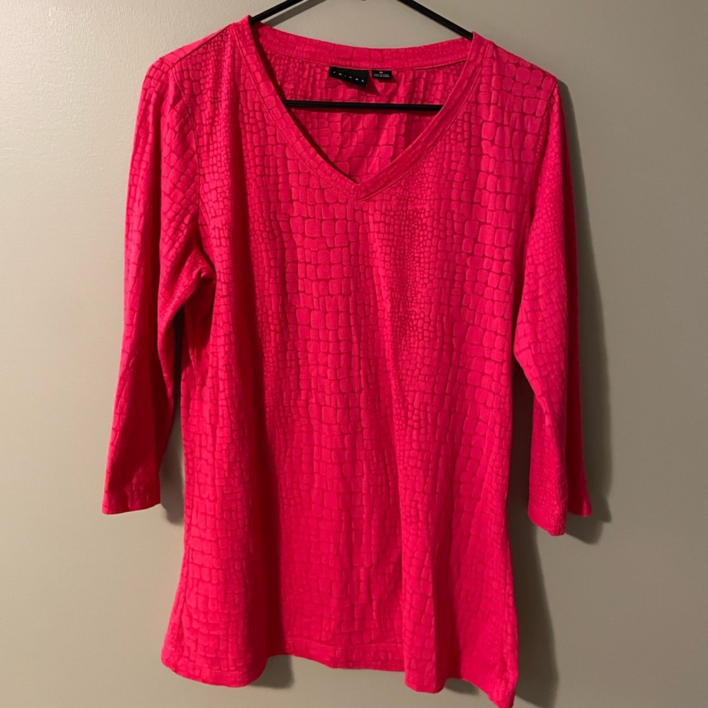 V-neck 3/4 sleeved red t-shirt